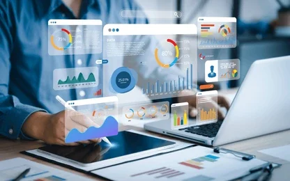analyst-uses-computer-da